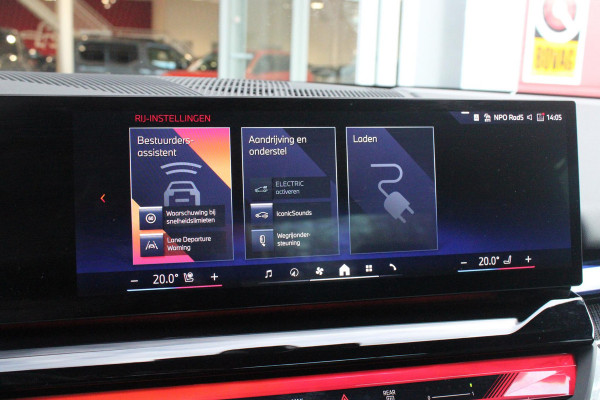 BMW 5 Serie 550e 490PK xDRIVE | ICONIC GLOW GRILL | PANORAMA DAK | MEESTURENDE ACHTERAS | STUUR VERWARMING | M SPORT PAKKET PRO | 20" LICHTMETALEN VELGEN | ZONNESCHERM ACHTERRUIT ELEKTRISCH | INTERIEURLIJSTEN M DONKERZILVER/CARBON FIBER | BOWERS & WILKINS AUDIO SYSTEM | DRIVING ASSISTANT PLUS | SHADOW LINE | INNOVATIE PAKKET | TRAVEL PAKKET | COMFORT PAKKET (AUTOMATISCHE AIRCONDITIONING 4 ZONES MET AUTOMATISCHE LUCHTCIRCULATIEFUNCTIE, STOELVERWARMING VOOR + ACHTER, STOELEN ELEKTRISCH VERSTELBAAR MET MEMORY, ACTIEVE STOELVENTILATIE VOOR) | BMW INDIVIDUAL LEER MERINO SILVERSTONE/ATL