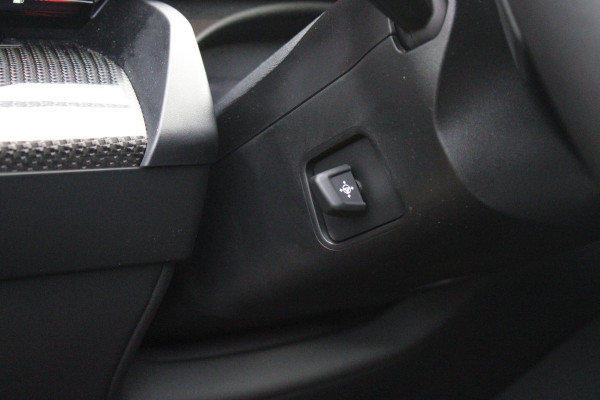 BMW 5 Serie 550e 490PK xDRIVE | ICONIC GLOW GRILL | PANORAMA DAK | MEESTURENDE ACHTERAS | STUUR VERWARMING | M SPORT PAKKET PRO | 20" LICHTMETALEN VELGEN | ZONNESCHERM ACHTERRUIT ELEKTRISCH | INTERIEURLIJSTEN M DONKERZILVER/CARBON FIBER | BOWERS & WILKINS AUDIO SYSTEM | DRIVING ASSISTANT PLUS | SHADOW LINE | INNOVATIE PAKKET | TRAVEL PAKKET | COMFORT PAKKET (AUTOMATISCHE AIRCONDITIONING 4 ZONES MET AUTOMATISCHE LUCHTCIRCULATIEFUNCTIE, STOELVERWARMING VOOR + ACHTER, STOELEN ELEKTRISCH VERSTELBAAR MET MEMORY, ACTIEVE STOELVENTILATIE VOOR) | BMW INDIVIDUAL LEER MERINO SILVERSTONE/ATL