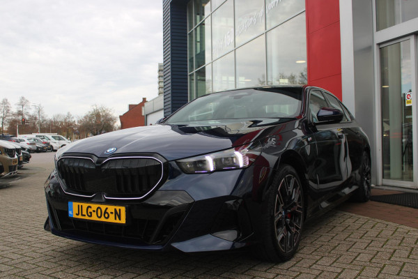 BMW 5 Serie 550e 490PK xDRIVE | ICONIC GLOW GRILL | PANORAMA DAK | MEESTURENDE ACHTERAS | STUUR VERWARMING | M SPORT PAKKET PRO | 20" LICHTMETALEN VELGEN | ZONNESCHERM ACHTERRUIT ELEKTRISCH | INTERIEURLIJSTEN M DONKERZILVER/CARBON FIBER | BOWERS & WILKINS AUDIO SYSTEM | DRIVING ASSISTANT PLUS | SHADOW LINE | INNOVATIE PAKKET | TRAVEL PAKKET | COMFORT PAKKET (AUTOMATISCHE AIRCONDITIONING 4 ZONES MET AUTOMATISCHE LUCHTCIRCULATIEFUNCTIE, STOELVERWARMING VOOR + ACHTER, STOELEN ELEKTRISCH VERSTELBAAR MET MEMORY, ACTIEVE STOELVENTILATIE VOOR) | BMW INDIVIDUAL LEER MERINO SILVERSTONE/ATL