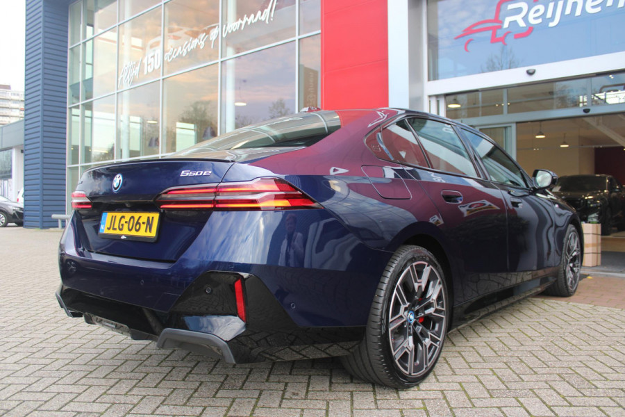 BMW 5 Serie 550e 490PK xDRIVE | ICONIC GLOW GRILL | PANORAMA DAK | MEESTURENDE ACHTERAS | STUUR VERWARMING | M SPORT PAKKET PRO | 20" LICHTMETALEN VELGEN | ZONNESCHERM ACHTERRUIT ELEKTRISCH | INTERIEURLIJSTEN M DONKERZILVER/CARBON FIBER | BOWERS & WILKINS AUDIO SYSTEM | DRIVING ASSISTANT PLUS | SHADOW LINE | INNOVATIE PAKKET | TRAVEL PAKKET | COMFORT PAKKET (AUTOMATISCHE AIRCONDITIONING 4 ZONES MET AUTOMATISCHE LUCHTCIRCULATIEFUNCTIE, STOELVERWARMING VOOR + ACHTER, STOELEN ELEKTRISCH VERSTELBAAR MET MEMORY, ACTIEVE STOELVENTILATIE VOOR) | BMW INDIVIDUAL LEER MERINO SILVERSTONE/ATL