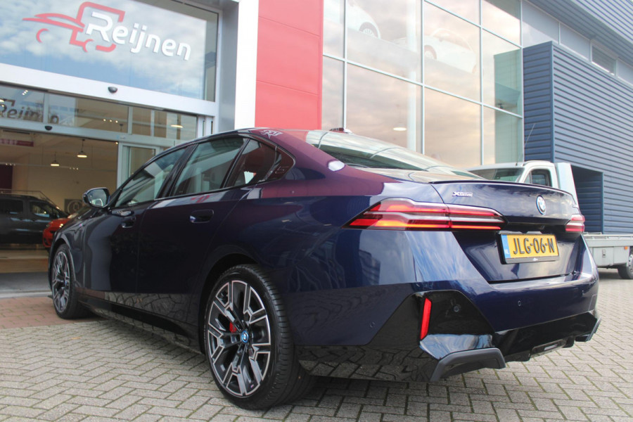 BMW 5 Serie 550e 490PK xDRIVE | ICONIC GLOW GRILL | PANORAMA DAK | MEESTURENDE ACHTERAS | STUUR VERWARMING | M SPORT PAKKET PRO | 20" LICHTMETALEN VELGEN | ZONNESCHERM ACHTERRUIT ELEKTRISCH | INTERIEURLIJSTEN M DONKERZILVER/CARBON FIBER | BOWERS & WILKINS AUDIO SYSTEM | DRIVING ASSISTANT PLUS | SHADOW LINE | INNOVATIE PAKKET | TRAVEL PAKKET | COMFORT PAKKET (AUTOMATISCHE AIRCONDITIONING 4 ZONES MET AUTOMATISCHE LUCHTCIRCULATIEFUNCTIE, STOELVERWARMING VOOR + ACHTER, STOELEN ELEKTRISCH VERSTELBAAR MET MEMORY, ACTIEVE STOELVENTILATIE VOOR) | BMW INDIVIDUAL LEER MERINO SILVERSTONE/ATL