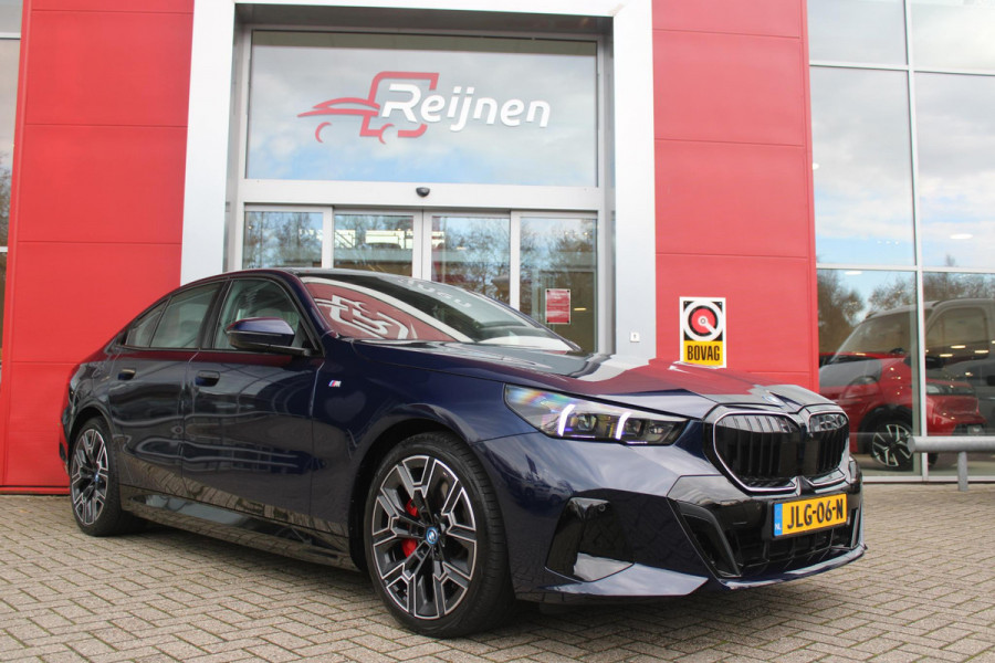 BMW 5 Serie 550e 490PK xDRIVE | ICONIC GLOW GRILL | PANORAMA DAK | MEESTURENDE ACHTERAS | STUUR VERWARMING | M SPORT PAKKET PRO | 20" LICHTMETALEN VELGEN | ZONNESCHERM ACHTERRUIT ELEKTRISCH | INTERIEURLIJSTEN M DONKERZILVER/CARBON FIBER | BOWERS & WILKINS AUDIO SYSTEM | DRIVING ASSISTANT PLUS | SHADOW LINE | INNOVATIE PAKKET | TRAVEL PAKKET | COMFORT PAKKET (AUTOMATISCHE AIRCONDITIONING 4 ZONES MET AUTOMATISCHE LUCHTCIRCULATIEFUNCTIE, STOELVERWARMING VOOR + ACHTER, STOELEN ELEKTRISCH VERSTELBAAR MET MEMORY, ACTIEVE STOELVENTILATIE VOOR) | BMW INDIVIDUAL LEER MERINO SILVERSTONE/ATL