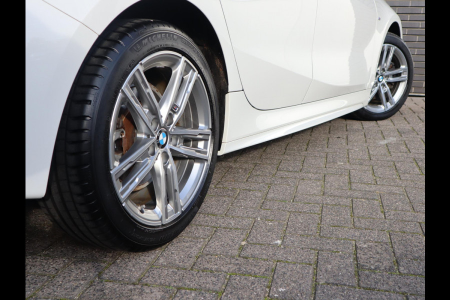 BMW 1-serie 118i Executive M Sport Pakket Automaat / Live Cockpit Professional / 17 Inch / LED / Achteruitrijcamera / Cruise Control / Shadow Line / Parkeersensoren / Lichtpakket