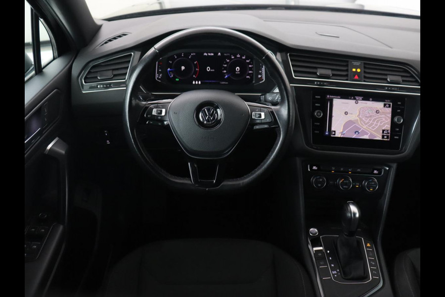 Volkswagen Tiguan Allspace 1.5 TSI R Line | Trekhaak | Camera | Full LED | Adaptive cruise | Virtual Cockpit | Park Assist | Carplay | Navigatie | Keyless | Climate control | 19'' lichtmetalen velgen