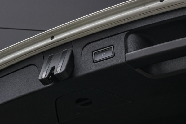 Volkswagen Touran 1.8 TSI R-LINE - PANO - TREKHAAK - CARPLAY - ACC - CAMERA - VOL!!