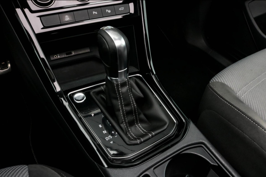 Volkswagen Touran 1.8 TSI R-LINE - PANO - TREKHAAK - CARPLAY - ACC - CAMERA - VOL!!