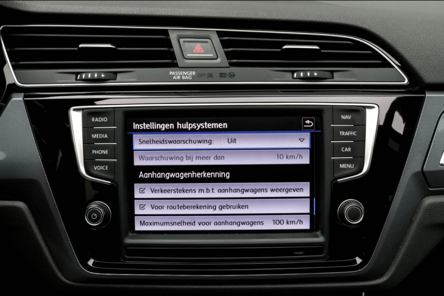Volkswagen Touran 1.8 TSI R-LINE - PANO - TREKHAAK - CARPLAY - ACC - CAMERA - VOL!!