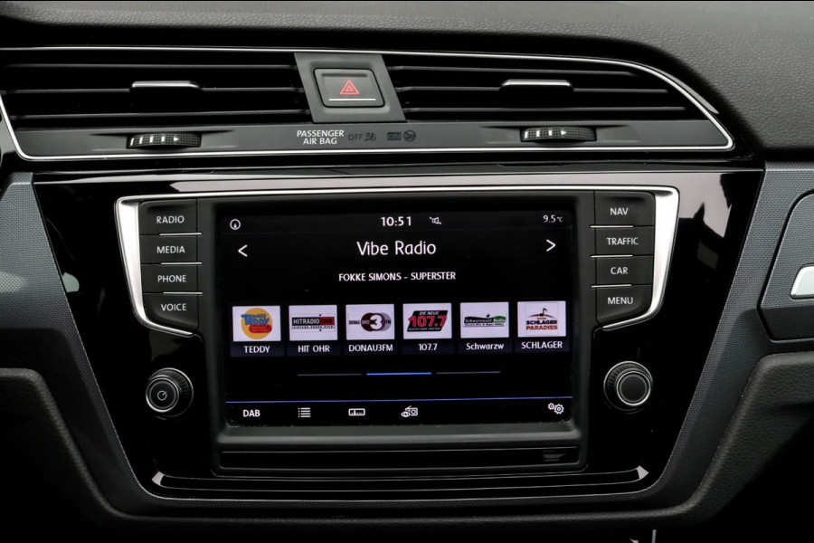 Volkswagen Touran 1.8 TSI R-LINE - PANO - TREKHAAK - CARPLAY - ACC - CAMERA - VOL!!