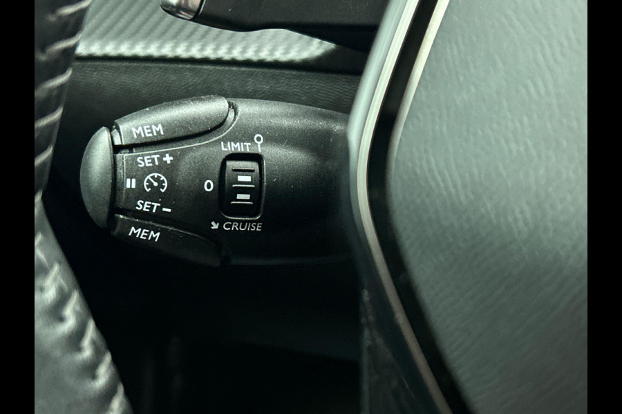 Peugeot 2008 1.2 PureTech Blue Lease Allure Airco ECC Navi Cruise Control PDC VA + Camera Full LED 17" LM Velgen Stoelverwarming