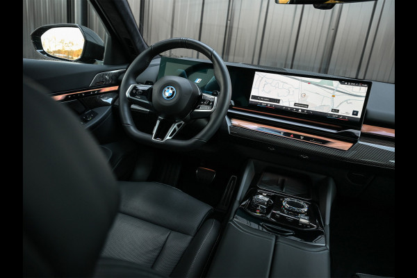 BMW 5 Serie Touring 550e XDRIVE | M-SPORT PRO | SHADOW LINE | M-SPORT SEATS | ALCANTARA HEMEL | CARBON PACKAGE | PANORAMADAK | ICONIC GRILL