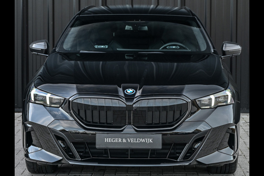 BMW 5 Serie Touring 550e XDRIVE | M-SPORT PRO | SHADOW LINE | M-SPORT SEATS | ALCANTARA HEMEL | CARBON PACKAGE | PANORAMADAK | ICONIC GRILL