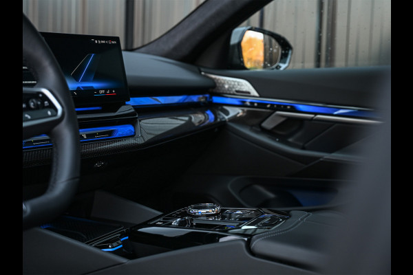 BMW 5 Serie Touring 550e XDRIVE | M-SPORT PRO | SHADOW LINE | M-SPORT SEATS | ALCANTARA HEMEL | CARBON PACKAGE | PANORAMADAK | ICONIC GRILL