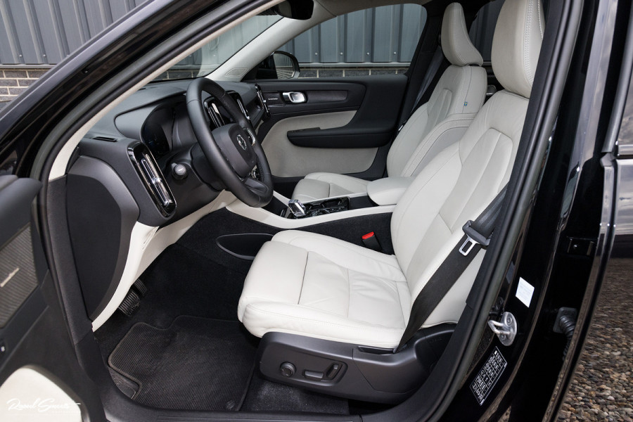 Volvo XC40 1.5 T4 Plug-in hybrid Ultimate Dark | Adaptieve cruise | Panorama dak | Harman Kardon | Blis |