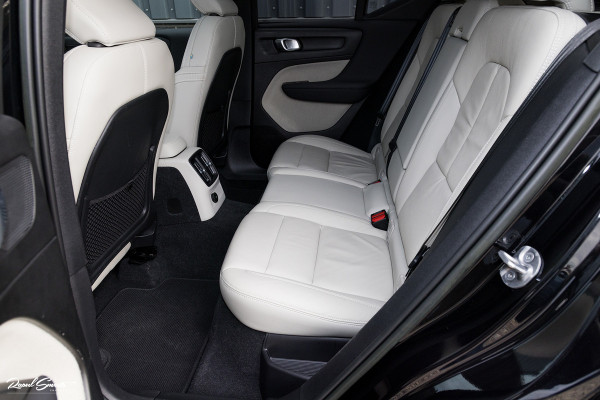 Volvo XC40 1.5 T4 Plug-in hybrid Ultimate Dark | Adaptieve cruise | Panorama dak | Harman Kardon | Blis |