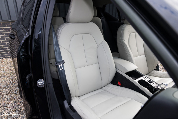 Volvo XC40 1.5 T4 Plug-in hybrid Ultimate Dark | Adaptieve cruise | Panorama dak | Harman Kardon | Blis |