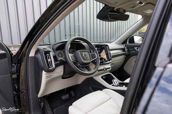 Volvo XC40 1.5 T4 Plug-in hybrid Ultimate Dark | Adaptieve cruise | Panorama dak | Harman Kardon | Blis |
