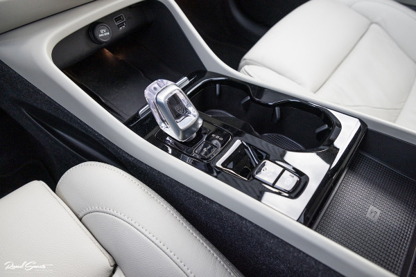 Volvo XC40 1.5 T4 Plug-in hybrid Ultimate Dark | Adaptieve cruise | Panorama dak | Harman Kardon | Blis |