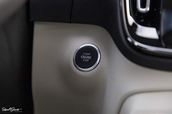 Volvo XC40 1.5 T4 Plug-in hybrid Ultimate Dark | Adaptieve cruise | Panorama dak | Harman Kardon | Blis |