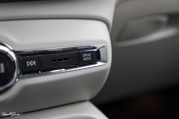 Volvo XC40 1.5 T4 Plug-in hybrid Ultimate Dark | Adaptieve cruise | Panorama dak | Harman Kardon | Blis |