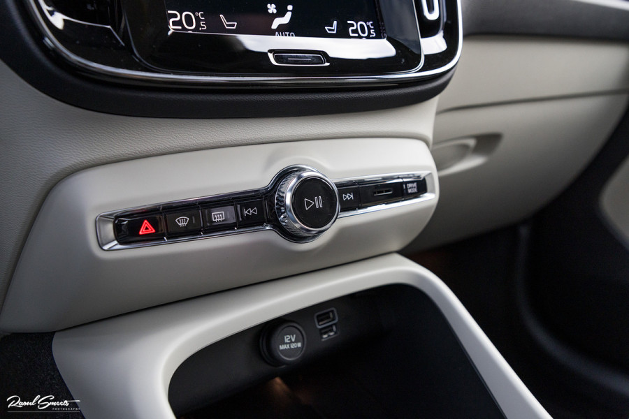 Volvo XC40 1.5 T4 Plug-in hybrid Ultimate Dark | Adaptieve cruise | Panorama dak | Harman Kardon | Blis |