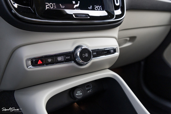 Volvo XC40 1.5 T4 Plug-in hybrid Ultimate Dark | Adaptieve cruise | Panorama dak | Harman Kardon | Blis |