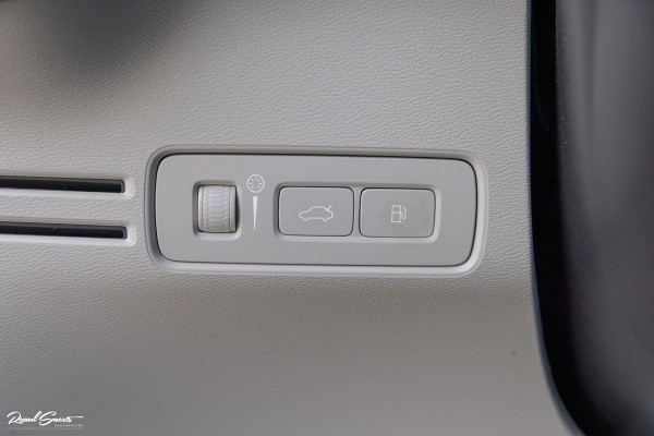 Volvo XC40 1.5 T4 Plug-in hybrid Ultimate Dark | Adaptieve cruise | Panorama dak | Harman Kardon | Blis |