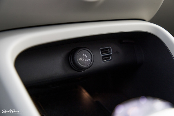 Volvo XC40 1.5 T4 Plug-in hybrid Ultimate Dark | Adaptieve cruise | Panorama dak | Harman Kardon | Blis |