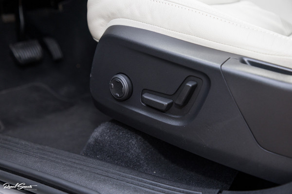 Volvo XC40 1.5 T4 Plug-in hybrid Ultimate Dark | Adaptieve cruise | Panorama dak | Harman Kardon | Blis |