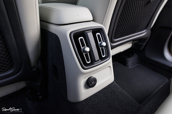 Volvo XC40 1.5 T4 Plug-in hybrid Ultimate Dark | Adaptieve cruise | Panorama dak | Harman Kardon | Blis |