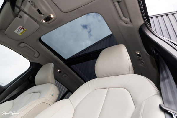 Volvo XC40 1.5 T4 Plug-in hybrid Ultimate Dark | Adaptieve cruise | Panorama dak | Harman Kardon | Blis |