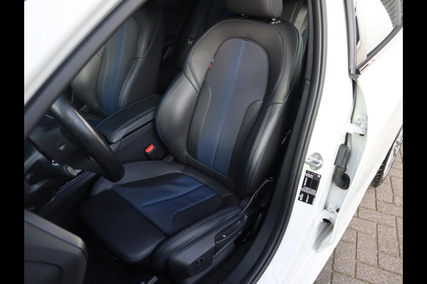 BMW 1-serie 118i Executive M Sport Pakket Automaat / Live Cockpit Professional / 17 Inch / LED / Achteruitrijcamera / Cruise Control / Shadow Line / Parkeersensoren / Lichtpakket