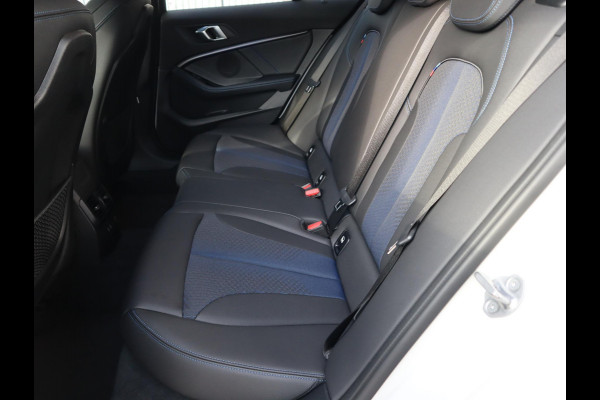 BMW 1-serie 118i Executive M Sport Pakket Automaat / Live Cockpit Professional / 17 Inch / LED / Achteruitrijcamera / Cruise Control / Shadow Line / Parkeersensoren / Lichtpakket