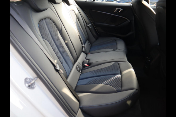 BMW 1-serie 118i Executive M Sport Pakket Automaat / Live Cockpit Professional / 17 Inch / LED / Achteruitrijcamera / Cruise Control / Shadow Line / Parkeersensoren / Lichtpakket