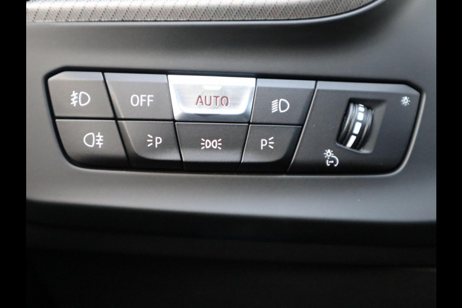 BMW 1-serie 118i Executive M Sport Pakket Automaat / Live Cockpit Professional / 17 Inch / LED / Achteruitrijcamera / Cruise Control / Shadow Line / Parkeersensoren / Lichtpakket