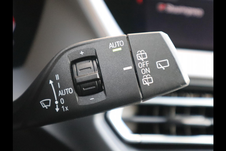 BMW 1-serie 118i Executive M Sport Pakket Automaat / Live Cockpit Professional / 17 Inch / LED / Achteruitrijcamera / Cruise Control / Shadow Line / Parkeersensoren / Lichtpakket