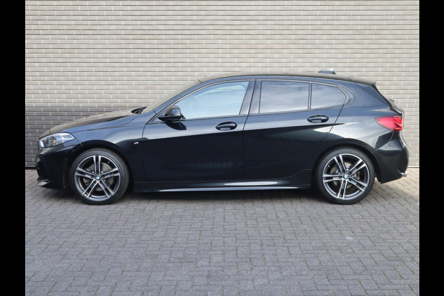 BMW 1-serie 118i Executive M Sport Pakket Automaat / Live Cockpit Professional / 18 Inch / LED / Achteruitrijcamera / Cruise Control / Shadow Line / Extra Getint Glas / Parkeersensoren voor+achter / Lichtpakket