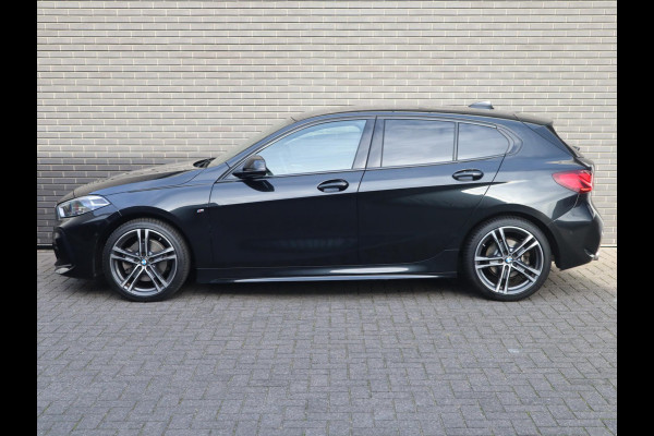 BMW 1-serie 118i Executive M Sport Pakket Automaat / Live Cockpit Professional / 18 Inch / LED / Achteruitrijcamera / Cruise Control / Shadow Line / Extra Getint Glas / Parkeersensoren voor+achter / Lichtpakket