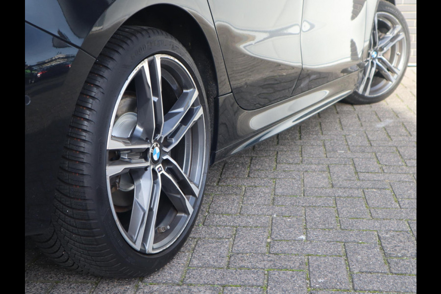 BMW 1-serie 118i Executive M Sport Pakket Automaat / Live Cockpit Professional / 18 Inch / LED / Achteruitrijcamera / Cruise Control / Shadow Line / Extra Getint Glas / Parkeersensoren voor+achter / Lichtpakket
