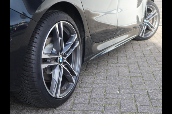 BMW 1-serie 118i Executive M Sport Pakket Automaat / Live Cockpit Professional / 18 Inch / LED / Achteruitrijcamera / Cruise Control / Shadow Line / Extra Getint Glas / Parkeersensoren voor+achter / Lichtpakket