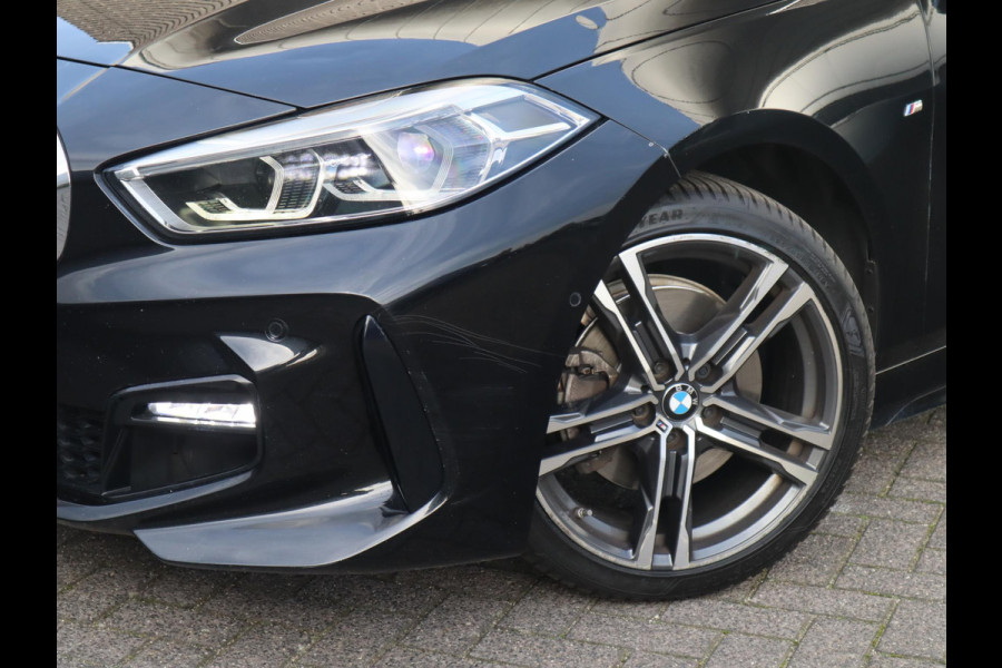 BMW 1-serie 118i Executive M Sport Pakket Automaat / Live Cockpit Professional / 18 Inch / LED / Achteruitrijcamera / Cruise Control / Shadow Line / Extra Getint Glas / Parkeersensoren voor+achter / Lichtpakket