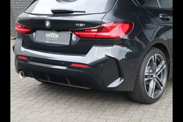 BMW 1-serie 118i Executive M Sport Pakket Automaat / Live Cockpit Professional / 18 Inch / LED / Achteruitrijcamera / Cruise Control / Shadow Line / Extra Getint Glas / Parkeersensoren voor+achter / Lichtpakket