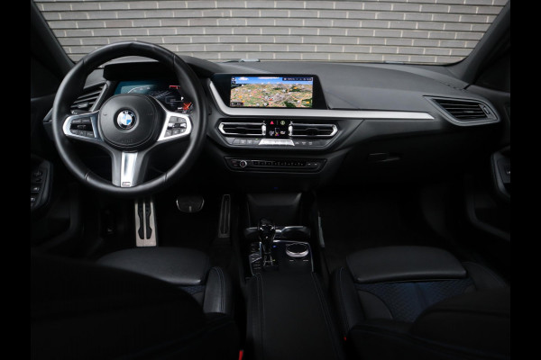BMW 1-serie 118i Executive M Sport Pakket Automaat / Live Cockpit Professional / 18 Inch / LED / Achteruitrijcamera / Cruise Control / Shadow Line / Extra Getint Glas / Parkeersensoren voor+achter / Lichtpakket
