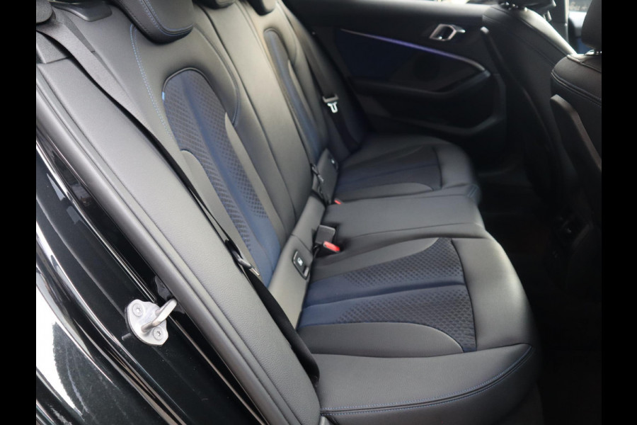 BMW 1-serie 118i Executive M Sport Pakket Automaat / Live Cockpit Professional / 18 Inch / LED / Achteruitrijcamera / Cruise Control / Shadow Line / Extra Getint Glas / Parkeersensoren voor+achter / Lichtpakket