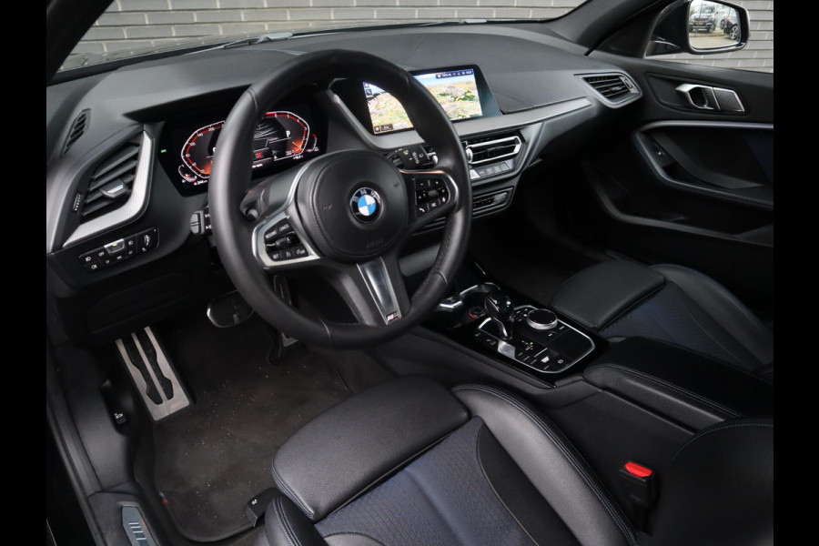 BMW 1-serie 118i Executive M Sport Pakket Automaat / Live Cockpit Professional / 18 Inch / LED / Achteruitrijcamera / Cruise Control / Shadow Line / Extra Getint Glas / Parkeersensoren voor+achter / Lichtpakket