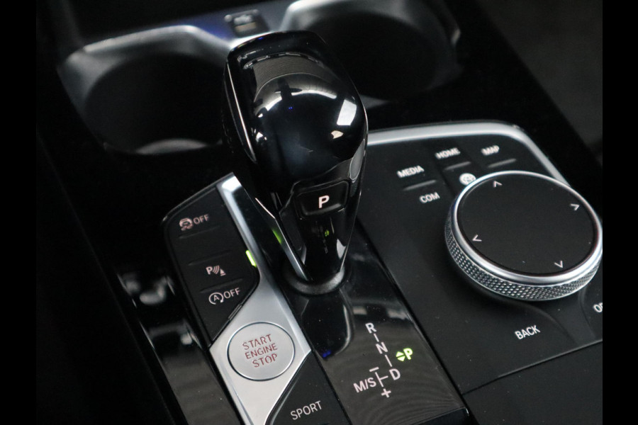 BMW 1-serie 118i Executive M Sport Pakket Automaat / Live Cockpit Professional / 18 Inch / LED / Achteruitrijcamera / Cruise Control / Shadow Line / Extra Getint Glas / Parkeersensoren voor+achter / Lichtpakket