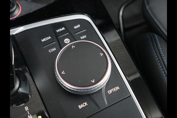 BMW 1-serie 118i Executive M Sport Pakket Automaat / Live Cockpit Professional / 18 Inch / LED / Achteruitrijcamera / Cruise Control / Shadow Line / Extra Getint Glas / Parkeersensoren voor+achter / Lichtpakket