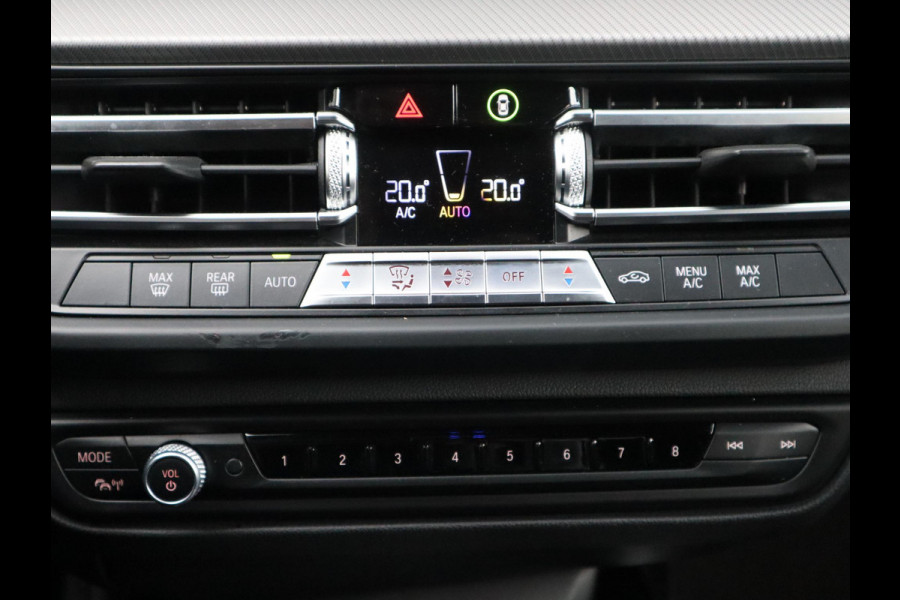 BMW 1-serie 118i Executive M Sport Pakket Automaat / Live Cockpit Professional / 18 Inch / LED / Achteruitrijcamera / Cruise Control / Shadow Line / Extra Getint Glas / Parkeersensoren voor+achter / Lichtpakket