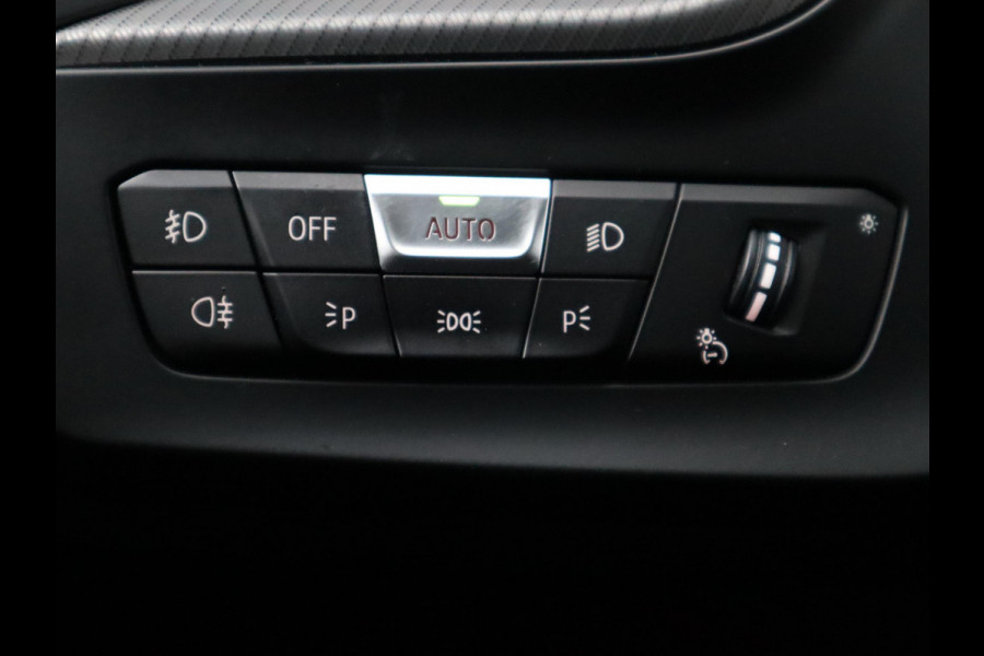 BMW 1-serie 118i Executive M Sport Pakket Automaat / Live Cockpit Professional / 18 Inch / LED / Achteruitrijcamera / Cruise Control / Shadow Line / Extra Getint Glas / Parkeersensoren voor+achter / Lichtpakket