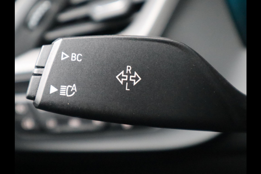 BMW 1-serie 118i Executive M Sport Pakket Automaat / Live Cockpit Professional / 18 Inch / LED / Achteruitrijcamera / Cruise Control / Shadow Line / Extra Getint Glas / Parkeersensoren voor+achter / Lichtpakket