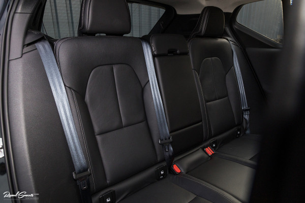 Volvo XC40 1.5 T4 Recharge Inscription | Panorama dak | Harman Kardon | Zwenkbare trekhaak |